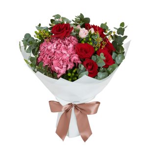 Buchet mixt cu Hortensie si Trandafiri rosii