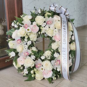 coroana funerara cu ranunculus si orhidee cymbidium