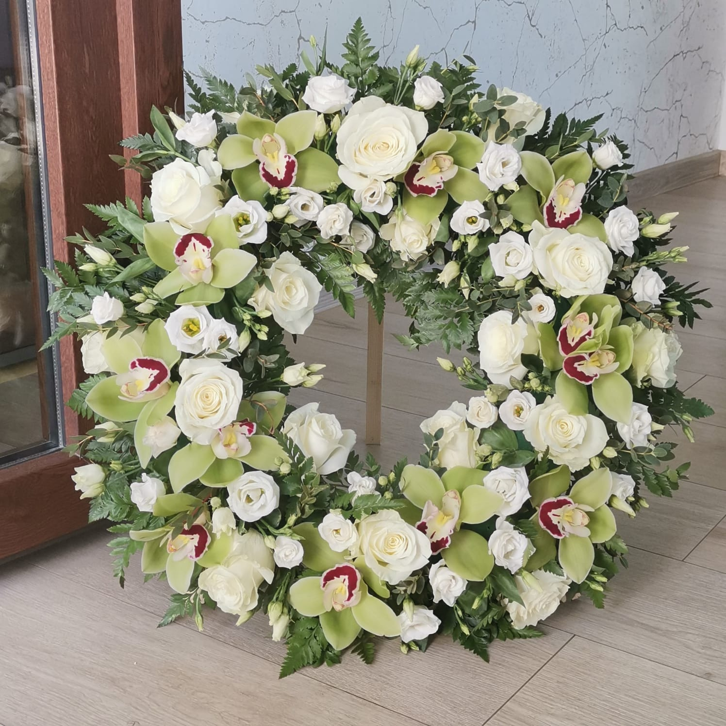 coroana-funerara-cu-trandafiri-si-cymbidium coroana funerara cu trandafiri si cymbidium