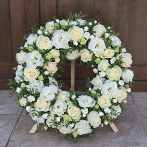 Coroana funerara cu trandafiri albi si lisianthus