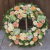 coroana funerara cu trandafiri piersica si hortensie