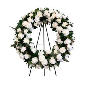 coroana funerara cu garoafe albe si verdeata decorativa